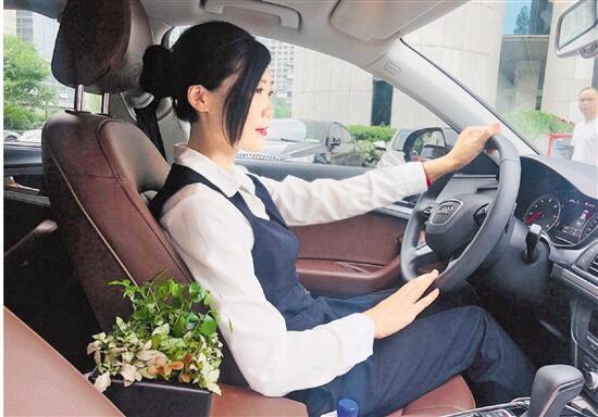 滴滴豪華車(chē)女司機(jī)王娜娜 滴滴豪華車(chē)女司機(jī)王娜娜