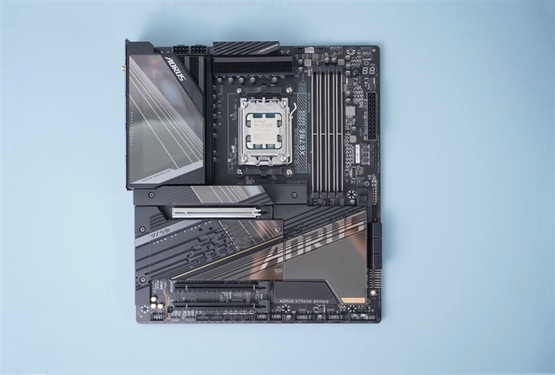 不愧最強(qiáng)AM5主板！技嘉X670E AORUS XTREME游戲測(cè)試：獨(dú)門(mén)絕技降低內(nèi)存延遲,、提升帶寬