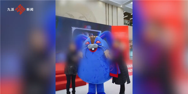 兔年郵票發(fā)售現(xiàn)場藍兔子真身遭吐槽 像惡魔大不吉：官方回應已撤下