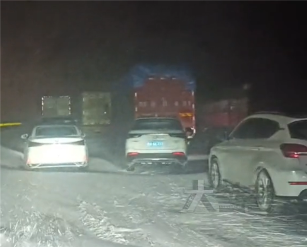 秦嶺暴雪高速積雪半米深 有車輛被困超20小時,！網(wǎng)友：電動車咋辦