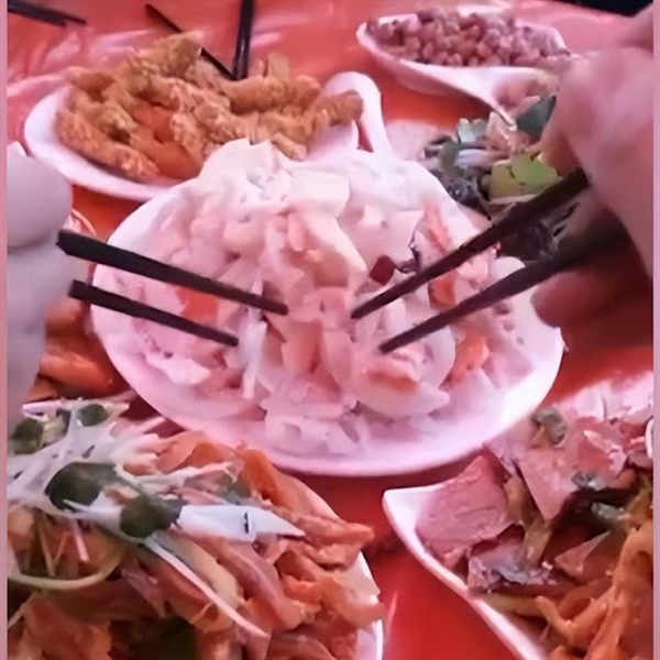 眾人戶外吃席 8個(gè)涼菜被凍成冰雕 網(wǎng)友：這才是真正的“硬菜”