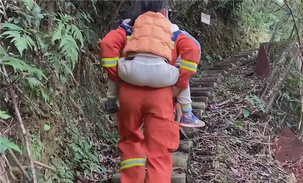 家長(zhǎng)帶三胞胎爬五指山 三大三小全被困：21小時(shí)才救出來(lái)
