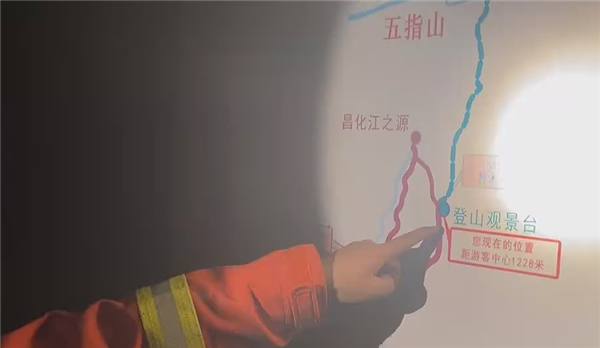 家長(zhǎng)帶三胞胎爬五指山 三大三小全被困：21小時(shí)才救出來(lái)
