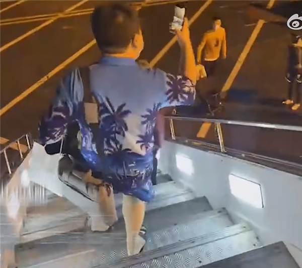 男子穿短褲從三亞回東北凍得發(fā)抖 網(wǎng)友：必須讓人知道去過三亞