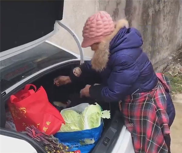 年后返程 后備箱被媽媽裝了個(gè)菜市場：眾多網(wǎng)友連稱我也是
