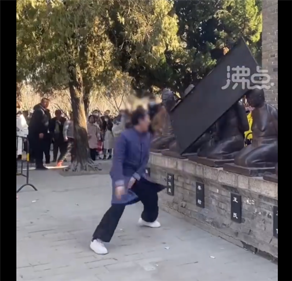 畫面有點上頭,！男子扛鐵板狂砸秦檜雕像：《滿江紅》帶火景區(qū)熱度
