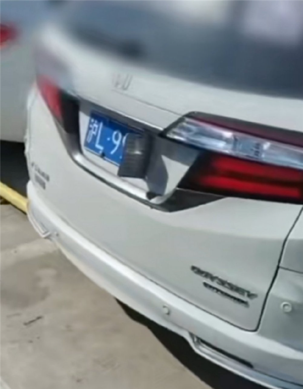 官方回應(yīng)“多輛油車占充電位停車被掰車牌”：網(wǎng)友吵翻憑啥不能停？
