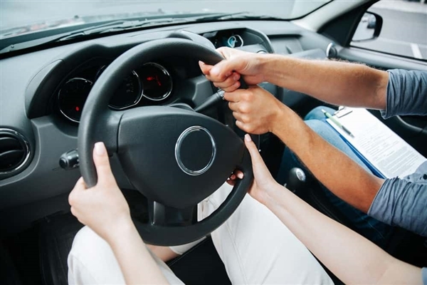 大貨車實線變道 女子科三被別停掛科當(dāng)場發(fā)飆