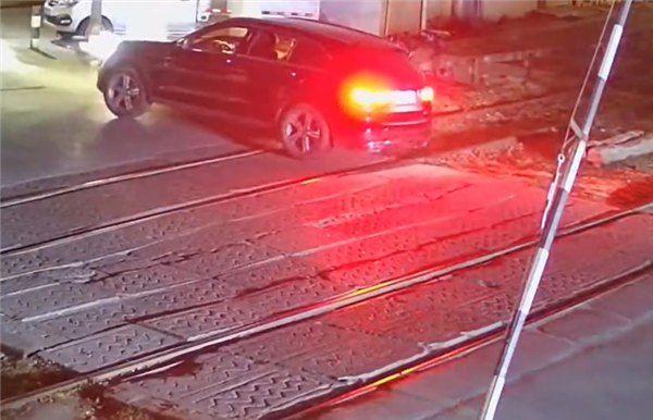 真心沒想到,！五旬男子開車撞上護欄：只因剛割了雙眼皮