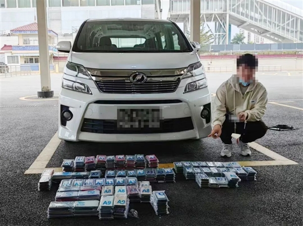 男子開車藏565臺iPhone入境被查獲！去年因帶2375根內(nèi)存條被罰