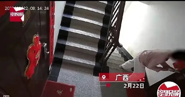 女子在門(mén)縫發(fā)現(xiàn)針頭 是大媽拿注射器推大量不明液體：整棟樓遭殃 網(wǎng)友氣憤