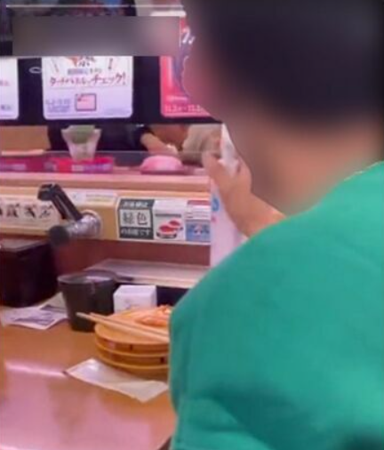 素質(zhì)差到家,！日本有人向傳送帶上壽司噴酒精 還有人吐口水、舔公共勺子