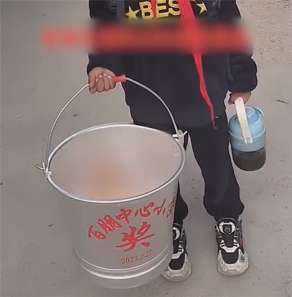 男孩考雙百分被獎(jiǎng)勵(lì)一只桶：寓意人生的第一桶金