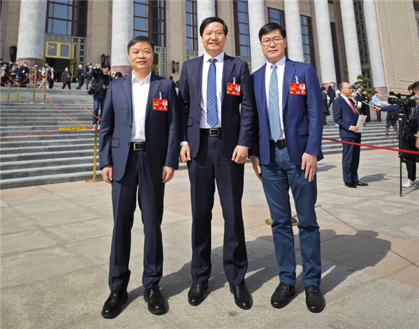 科技行業(yè)代表！何小鵬曬與雷軍合影：曾稱他是自己導(dǎo)師,、大哥
