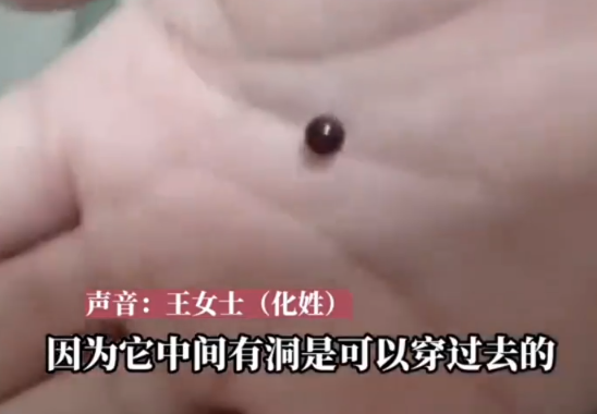 女生疑在奶茶中喝出10余顆玻璃珠：店家回應(yīng)