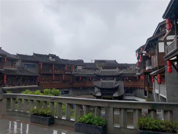 全國(guó)各地古鎮(zhèn)相似度高達(dá)99%,？游客吐槽：“特色小吃”都一模一樣