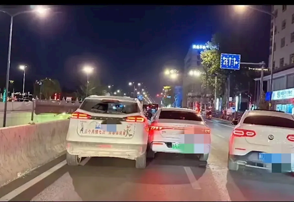 西安現(xiàn)最牛司機 車尾標語3月撞7次,！奔馳大G、奧迪都被撞過