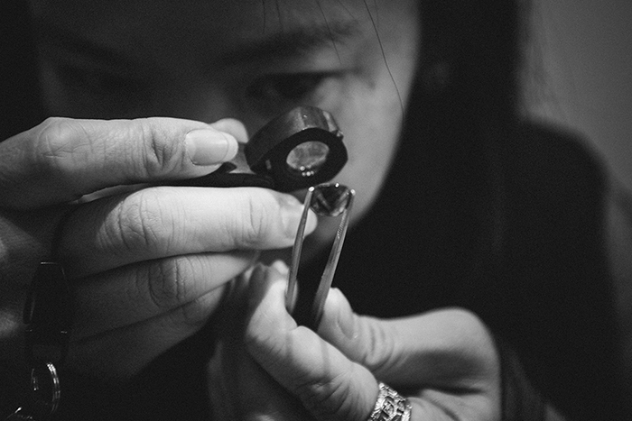 ▲珠寶鑒定需要長期不斷經(jīng)驗(yàn)的積累,。